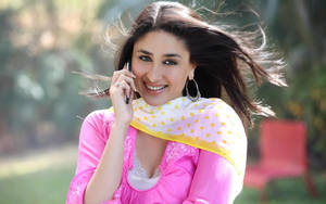 Kareena Kapoor Mobile Phone Photoshoot Wallpaper