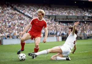 Karl-heinz Rummenigge Versus Gary Williams In 1982 Wallpaper