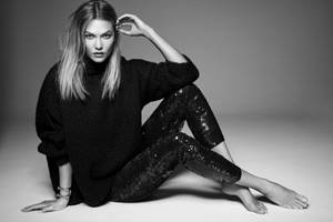 Kate Moss Monochrome Female Model Full Body Wallpaper