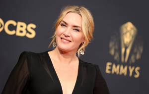 Kate Winslet At Emmys Awards Night Wallpaper