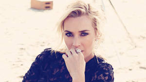 Kate Winslet Desert Photoshoot Wallpaper