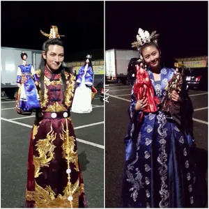 Kdrama Actors Posing With Dolls Wallpaper