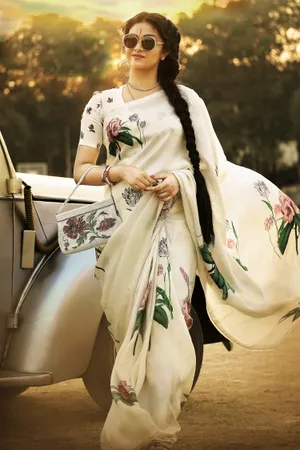 Keerthi Suresh Saree With Shades Wallpaper