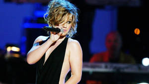 Kelly Clarkson Amazing Performance Wallpaper