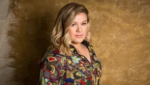 Kelly Clarkson In Colorful Dress Wallpaper