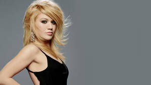 Kelly Clarkson Mesmerizing In Alluring Pose Wallpaper