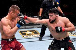 Kelvin Gastelum Punches Ian Heinisch Wallpaper