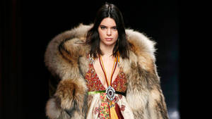 Kendall Jenner Wearing Animal Fur Wallpaper