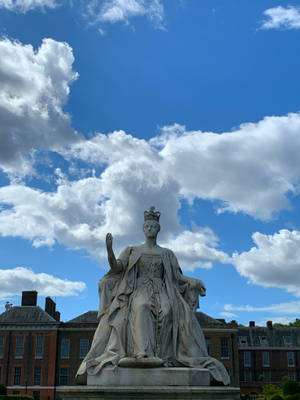 Kensington Palace And Queen Victoria Statue Wallpaper