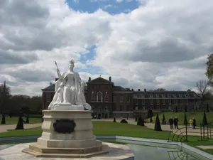 Kensington Palace With Tourists Wallpaper