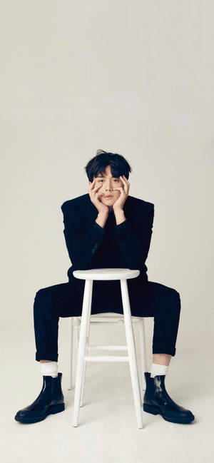 Kim Seon Ho Sitting Casually On A Chair. Wallpaper