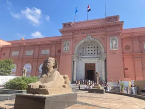 King Tut At The Center Of Egyptian Museum Wallpaper