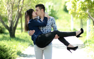 Kissing Couple In Street Wallpaper