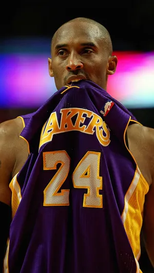 Kobe Bryant Taking A Game-winning Shot. Wallpaper