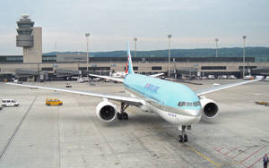 Korean Air Boeing B777 Airplane Model Wallpaper