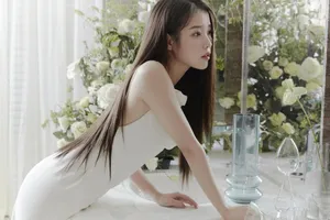 Korean Girl In White With Roses Wallpaper