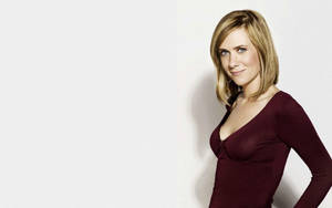 Kristen Wiig In Seductive Maroon Shirt Wallpaper