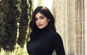 Kylie Jenner Wearing Black Top Wallpaper