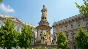 La Scala Opera House Statue Low-angle Wallpaper