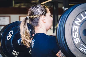Lady Weightlifting 25lbs Barbel Wallpaper