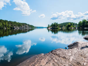 Lake During Daytime Wallpaper