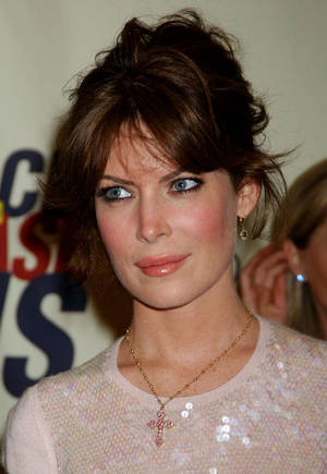 Lara Flynn Boyle At Race To Erase Gala 2004 Wallpaper