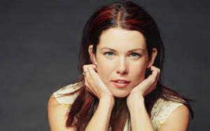 Lauren Graham Hands On Her Cheek Wallpaper