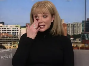 Lauren Holly Wiping Tears Wallpaper