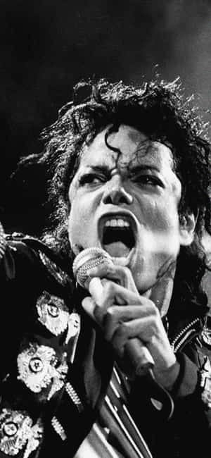 Legendary Michael Jackson On Iphone – Dance Into The Groove Of Music. Wallpaper