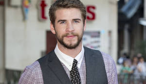 Liam Hemsworth Closeup In Blurry Crowd Wallpaper