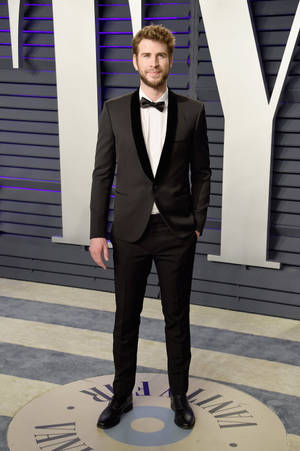 Liam Hemsworth Suit And Tie Wallpaper