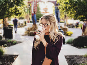 Linda Chica Drinking Coffee Wallpaper