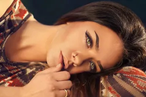 Linda Chica Lying On Her Side Wallpaper