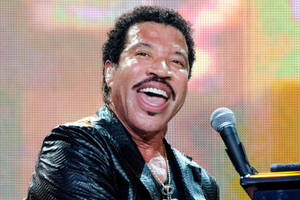 Lionel Richie Performing Onstage Wallpaper