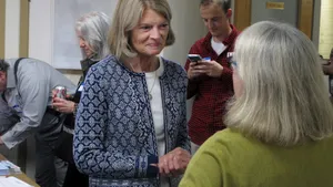 Lisa Murkowski Speaking With Old Women Wallpaper