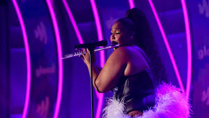 Lizzo Playing Flute Glaad Event Wallpaper