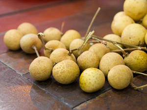 Longan Fruits Scattered On The Table Wallpaper