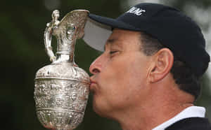 Loren Roberts Kissing Trophy Wallpaper
