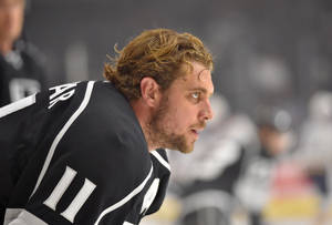 Los Angeles Kings Anze Kopitar Number 11 Side Angle Shot Wallpaper