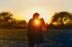 Love Cute Couple Kissing Wallpaper