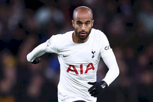 Lucas Moura Running With Gloves Wallpaper