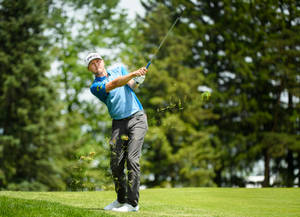 Mackenzie Hughes Playing Golf Sport Wallpaper