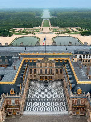 Majestic Aerial View Of Palace Of Versailles Courtyard Wallpaper