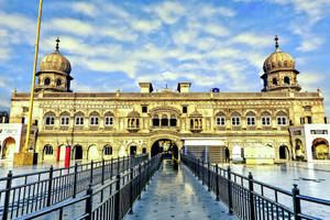 Majestic Entrance Of Janam Asthan, Lahore Wallpaper