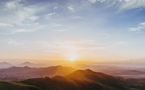 Majestic Mountain Sunrise Wallpaper