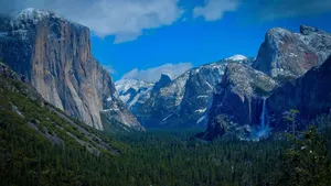 Majestic Snow-covered Landscape In Yosemite National Park Wallpaper