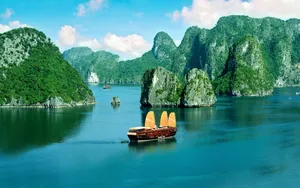 Majestic Sunrise At Halong Bay Wallpaper