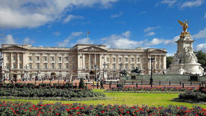 Majestic View Of Buckingham Palace Wallpaper