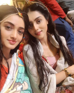 Mallika Singh With Fellow Actress Wallpaper