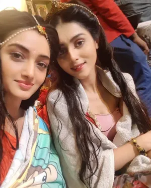 Mallika Singh With Fellow Actress Wallpaper